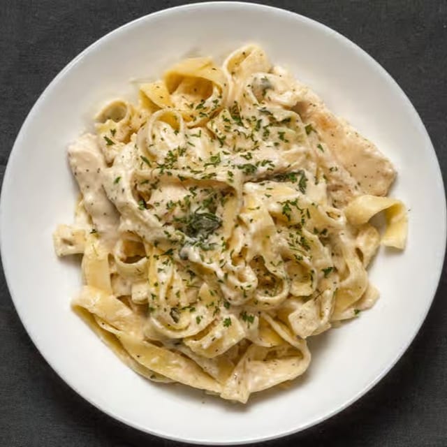 Chicken Fett Alfredo.